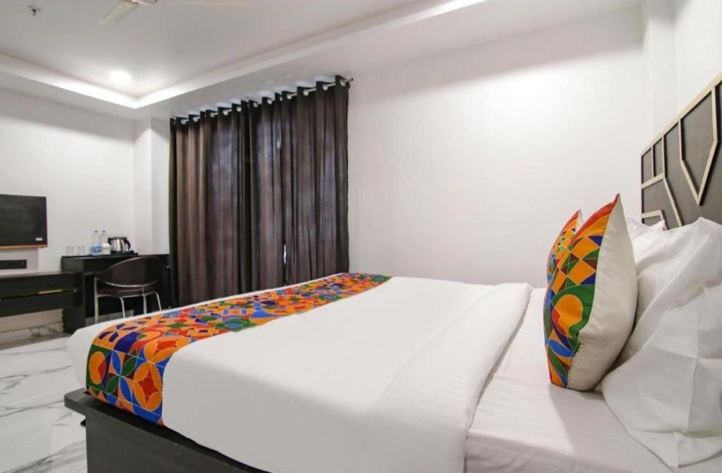 Hotel Grey Sky Нью-Дели Экстерьер фото
