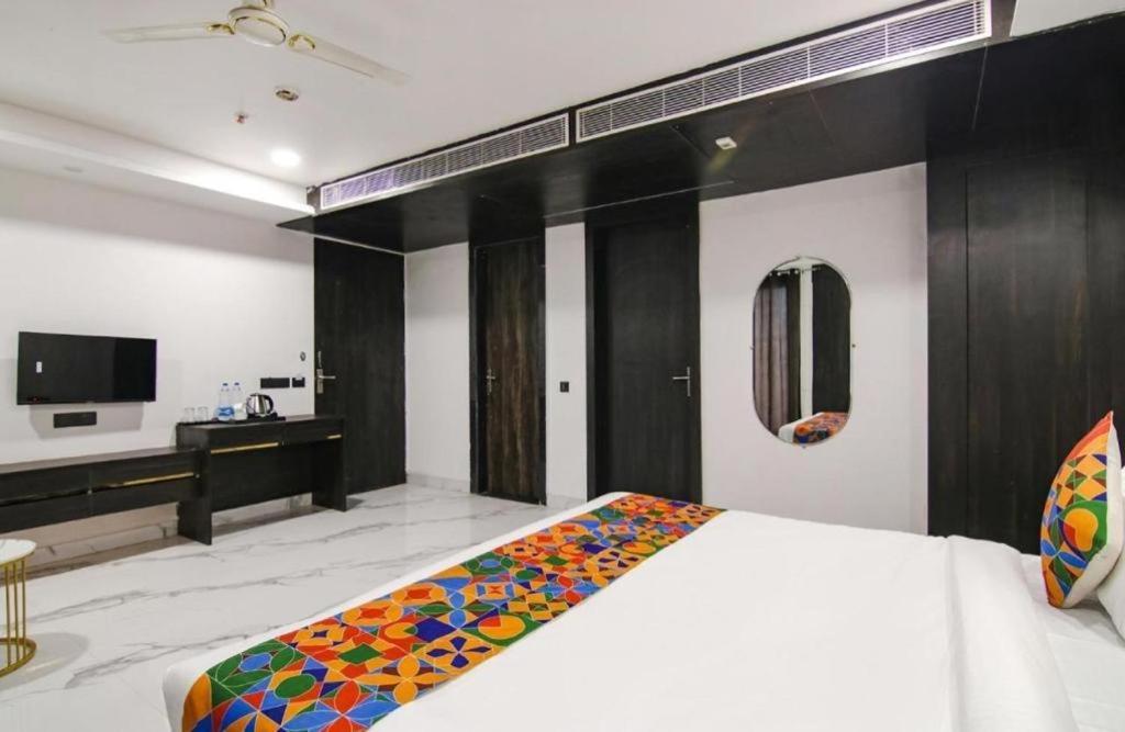 Hotel Grey Sky Нью-Дели Экстерьер фото